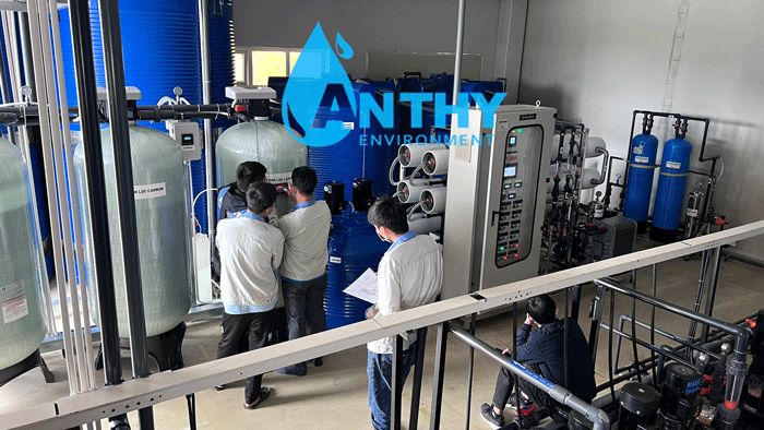 An Thy hướng dẫn vận hành hệ thống EDI 2.5m3/hr trước khi bàn giao cho nhà máy sản xuất mắt kính.